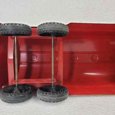 Underside view, trailer straight-on
