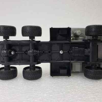 Underside view, straight-on, truck only