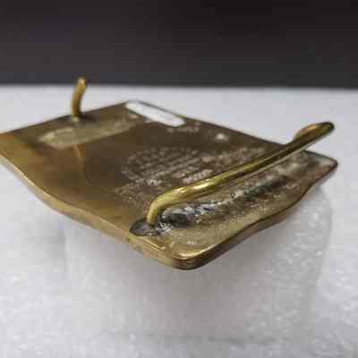 [Belt Buckle] Alberta Gold Well Servicing, Safety Award, 1985, Bronze - Hinge: Angled view of hinge.