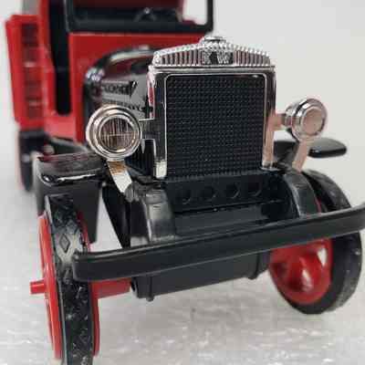 Close-up, front detail left-angle
