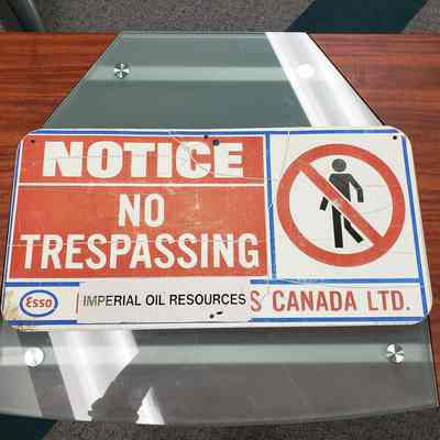 [Signage] Esso/Imperial Oil, "Notice No Trespassing", Metal Red Blue White