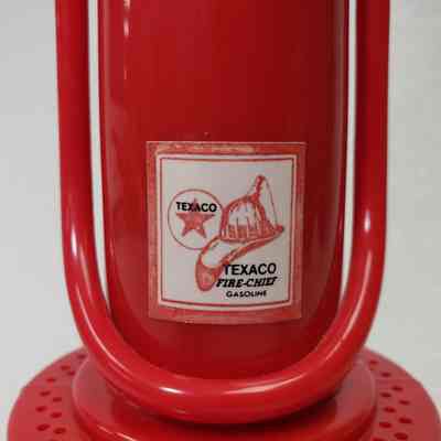 Close-up, base detail, front straight-on