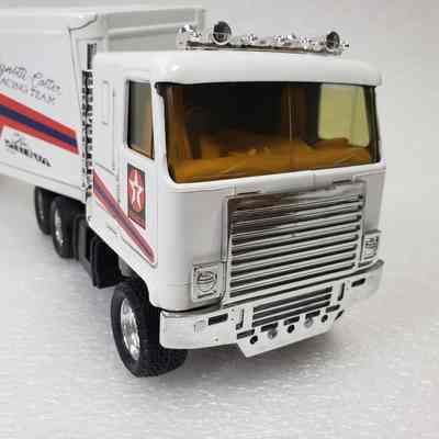 Close-up, truck front-left angle, truck and trailer