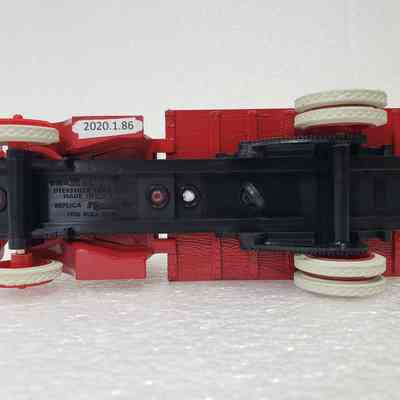 Underside view, straight-on