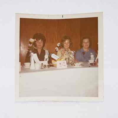 [Photo] Three Ladies Seated at White Table, Association of Desk and Derrick Clubs, Square, White Border, c.1972