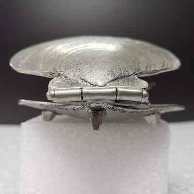 [Desk Ornament] Cohasset 1992, Clam-Shell Model, Metal - Back Closed: View of back, closed