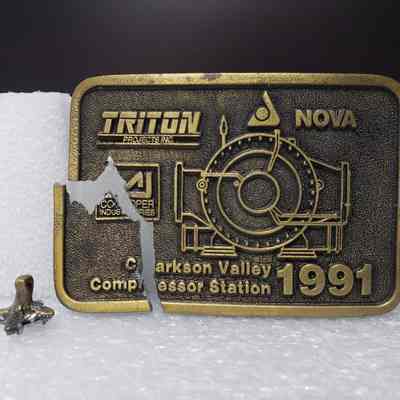 [Belt Buckle] Triton Project Inc./Nova/Cooper Industries, Clarkson Valley Compressor Station, 1991, Antique Bronze - Front, Seporated: View of front, with broken section pieces separated.