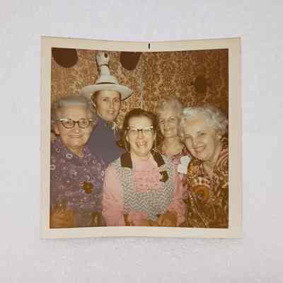 [Photo] Five Winnipeg Ladies in Front of Patterned Wall, Association of Desk and Derrick Clubs, Square, White Border, c.1972