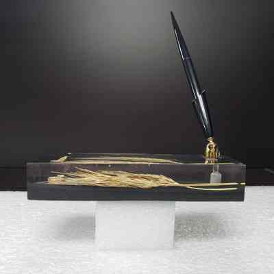 [Pen Stand] Edmonton Alberta, Oil Rig and Wheat, Resin Black Gold - Side: View of side.