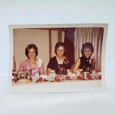 [Photo] Three Ladies Seated at Dining Table, Association of Desk and Derrick Clubs, Landscape, White Border, c.1972