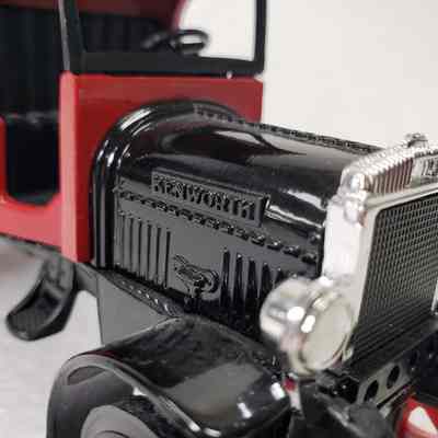 Close-up, radiator detail, left-side angle with Kenworth logo