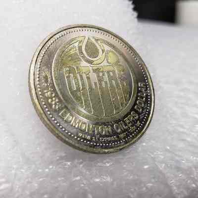 [Coin] 12 Dave Hunter/Edmonton Oilers, Hockey Dollars, 1983 - Tails: View of 'tails' side of the coin bearing Edmonton Oilers, angled