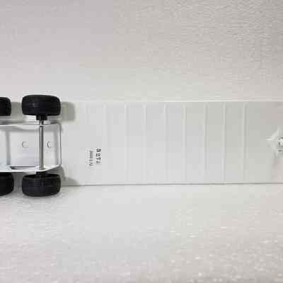 Underside view, straight-on, trailer only