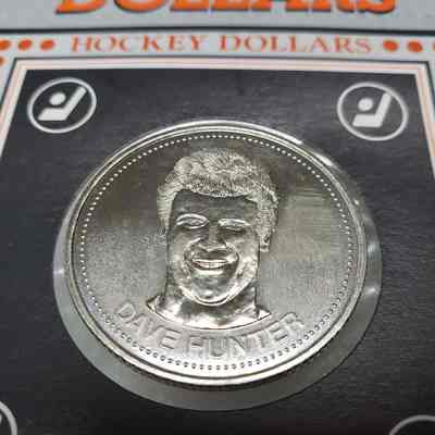 [Coin] 12 Dave Hunter/Edmonton Oilers, Hockey Dollars, 1983, In Packaging - Identifier, 'Heads' Bottom Angled: Angled bottom view of 'heads', showing fingerprint distribution and horizontal scratches in upper-right.