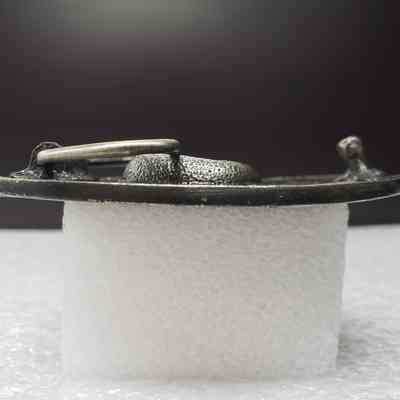 [Belt Buckle] Carlsberg, Horseshoe, Antique-Silver - Side: View from the side.