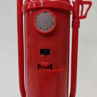 Close-up, volume dial and battery compartment, back st straight-on