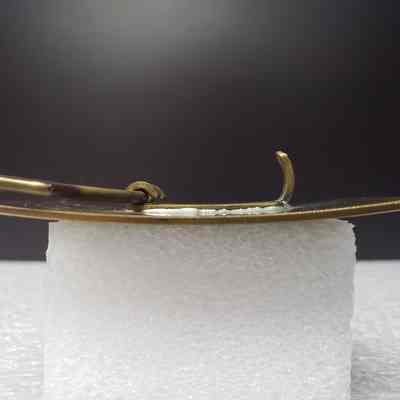 Side view, top edge straight-on