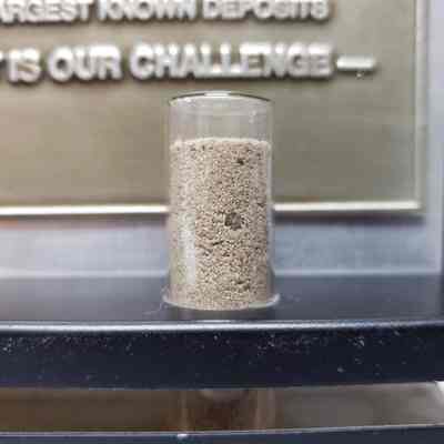 [Desk Ornament] "Alberta's Oil Sands and Heavy Oil Potential" Standee w/ Samples - Close-Up Sand Residue: Close-up sand residue sample