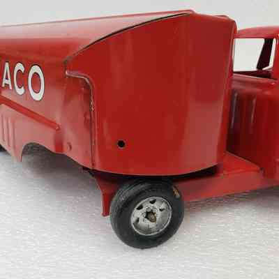 Close-up, truck cab back and trailer front