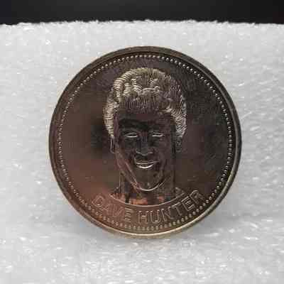 [Coin] 12 Dave Hunter/Edmonton Oilers, Hockey Dollars, 1983 - Heads Front-On: View of 'heads' side of coin bearing Dave Hunter, front-on