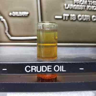 [Desk Ornament] "Alberta's Oil Sands and Heavy Oil Potential" Standee w/ Samples - Close-Up Crude Oil: Close-up view of crude oil sample