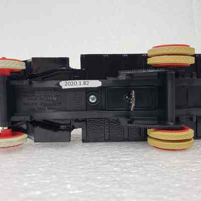 Underside view, straight-on