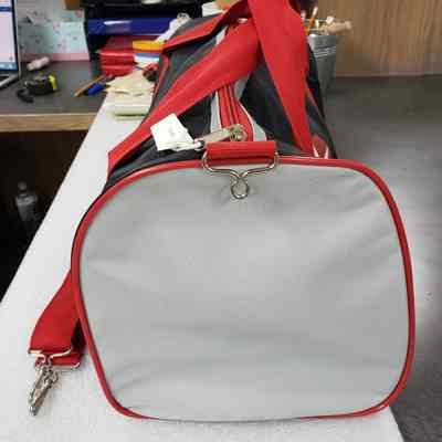 [Bag] Texaco Duffel, Black Red - Side: View of side