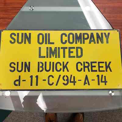 [Signage] Sun Oil Company Ltd., "Sun Buick Creek", Metal Yellow Black