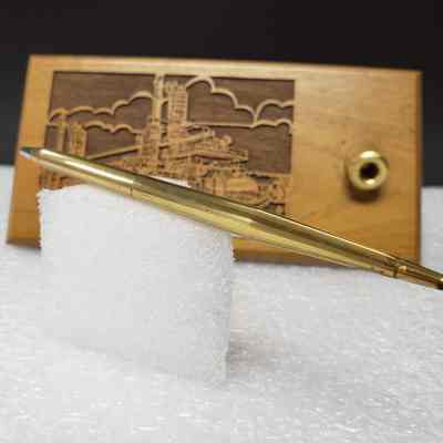 [Pen Stand] Priority Projects Ltd., Wood Gold - Pen End: Angled view of pen end.