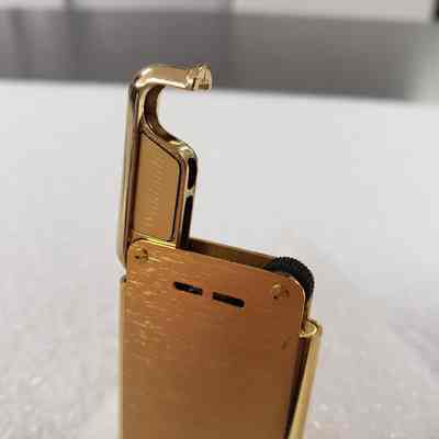 [Lighter] Couger, Gold Red - Close-Up Open: Close-up view of top open