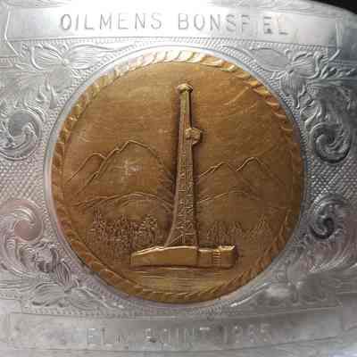 [Belt Buckle] Oilmens Bonspiel Elk Point, 1985, Silver Bronze - Close-Up Centre: Close-up view of the gold centre disc.