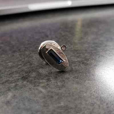 [Pin] Silver Lapel Pin w Blue Gem, Oval
