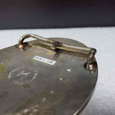 [Belt Buckle] Brooks, Silver Black Gold Red [Broken] - Hinge: Angled view of the hinge.