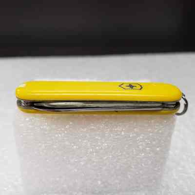 [Pocket Knife] Fracmaster, Yellow Red - Top Back: View of top edge and back side.
