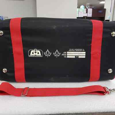 [Bag] Texaco Duffel, Black Red - Base: View of the base of the bag, featuring the owner information and logos.