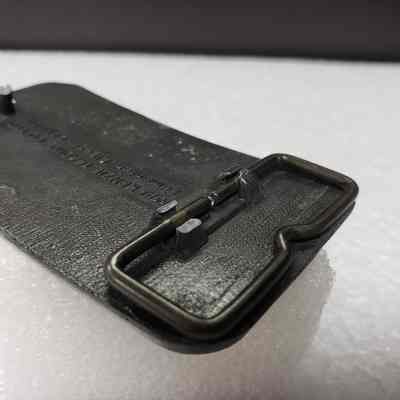 [Belt Buckle] Capri Driling Ltd., Antique-Silver Cream Red Green [Broken] - Hinge: Angled view of the hinge, showing broken sections for the hinge base.