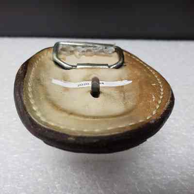 [Belt Buckle] Bestway, Leather - Hook, end: View of the hook, from the end.