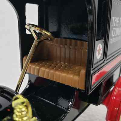 Close-up, driver's seat right-angle