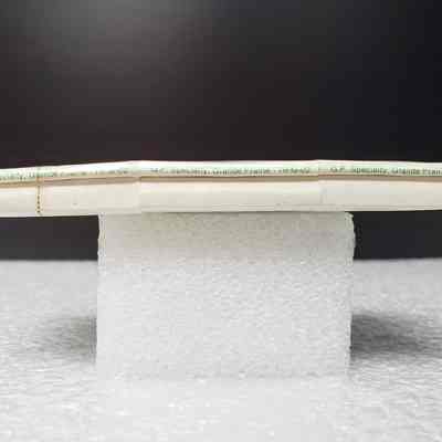 Side view, top edge
