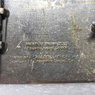 [Belt Buckle] Caterpillar Quality Products Reg'd, Bowl Scraper, Antique-Bronze - Maker's Mark: Close-up view of the maker's mark on the back.