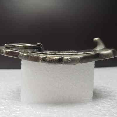 [Belt Buckle] CANTEX Drilling Rig 10, Blowout '81, Antique-Silver - Side: View from the side.