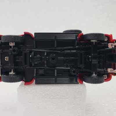 Underside view, straight-on