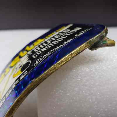 [Belt Buckle] Beretta Ent. Ltd. Oil Field Construction, Holographic Blue Yellow [Broken] - Lamination: Close-up view of lamination from the bottom.