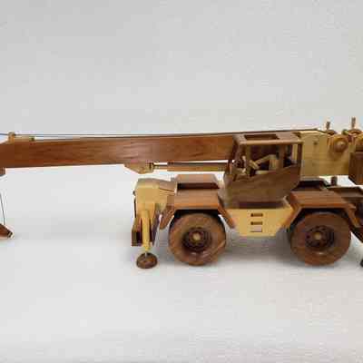 Right-side view, fully lowered crane arm