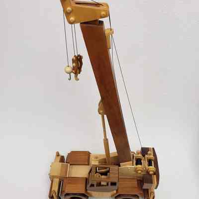Right sidd, top-angle, crane fully raised