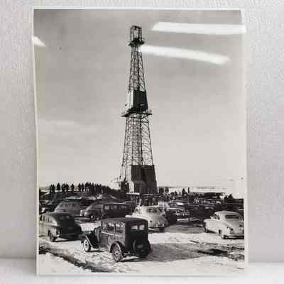 [Photo] Leduc #1, Derrick with Crowd and Cars, Oversized, BW, 13 February, 1947