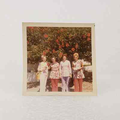 [Photo] Four Women in Front of Red Flowers, Association of Desk and Derrick Clubs, Small, Square, White Border, c.1972