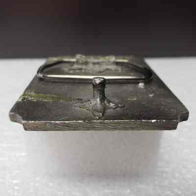 [Belt Buckle] Oxbow Oilmens Twenty-Five, 1986, Antique-Silver Red - Side, Hook: View from side, with close-up of hook.