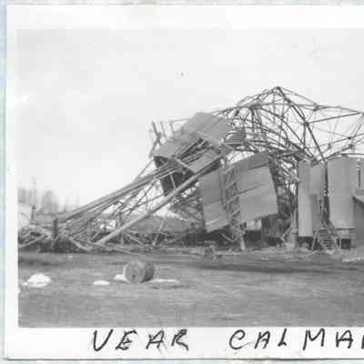 [Photo] "NEAR CALMAR", Collapsed Derrick, Small, BW, c.1940s