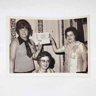 [Photo] Three Ladies with 'Program of the Year' Award, Association of Desk and Derrick Clubs, Large, BW, Landscape, White Border, c.1972